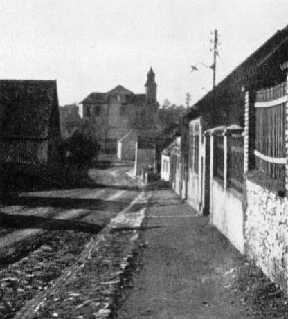 HOUSES PAST THE ROAD TO BUTHRAD