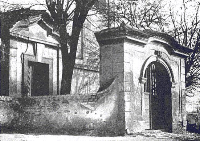 LA ENTRADA DE LA IGLESIA