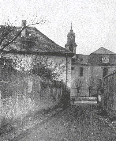 LA RUELLE DERRIRE LE PRESBYTRE